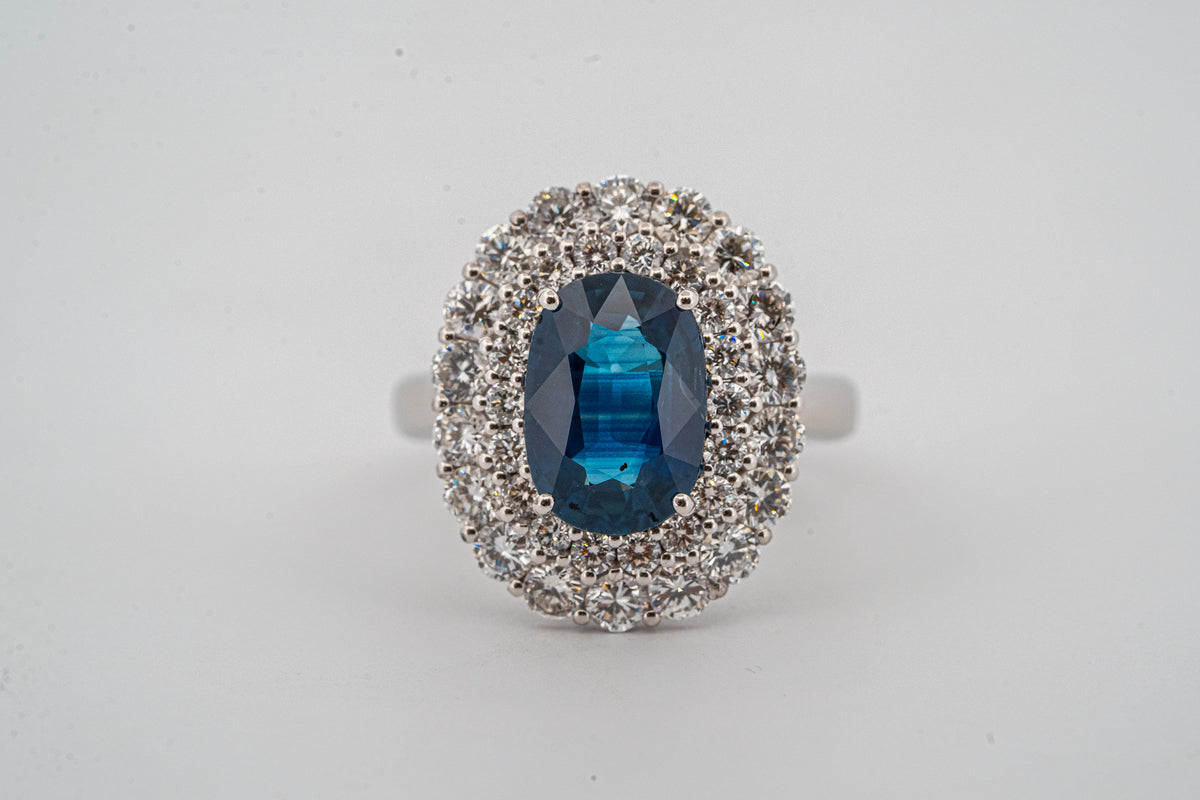 Anello con Zaffiro e contorno di Diamanti