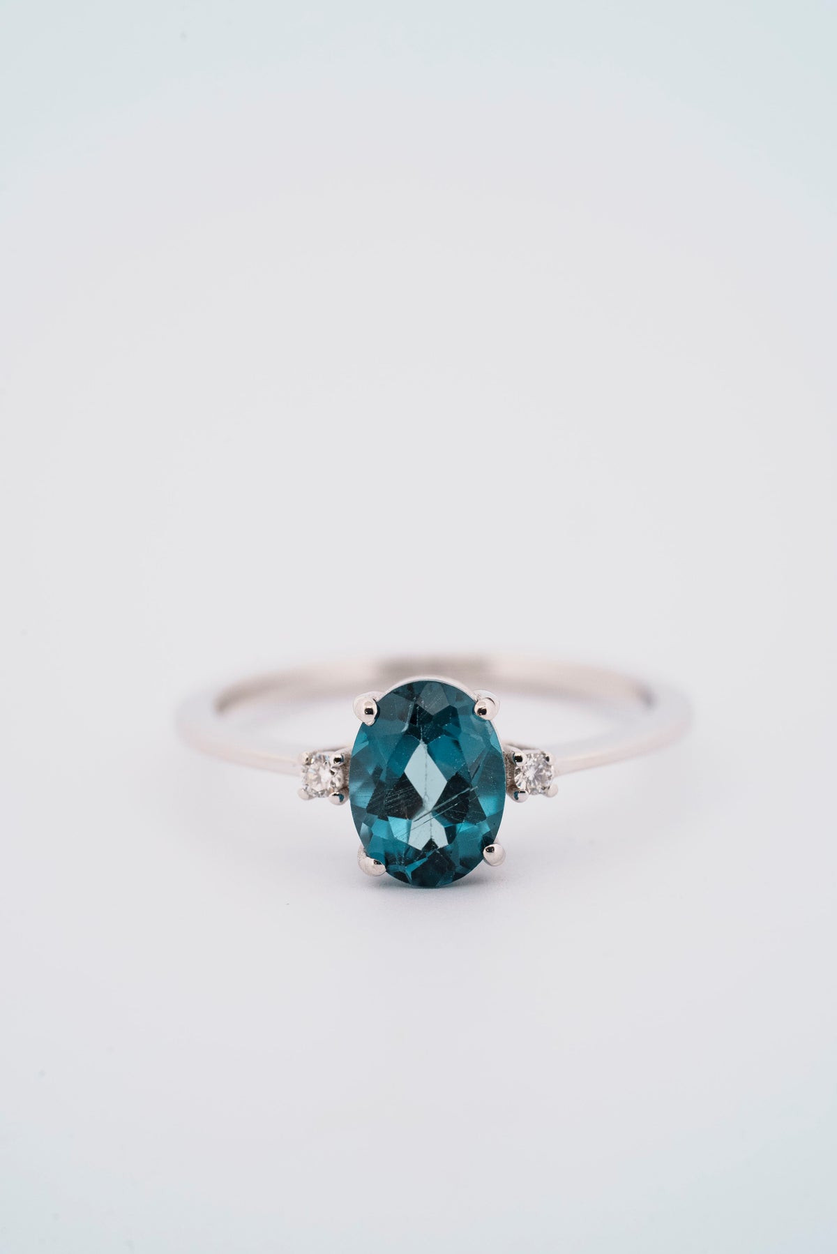 Anello con Topazio taglio ovale
