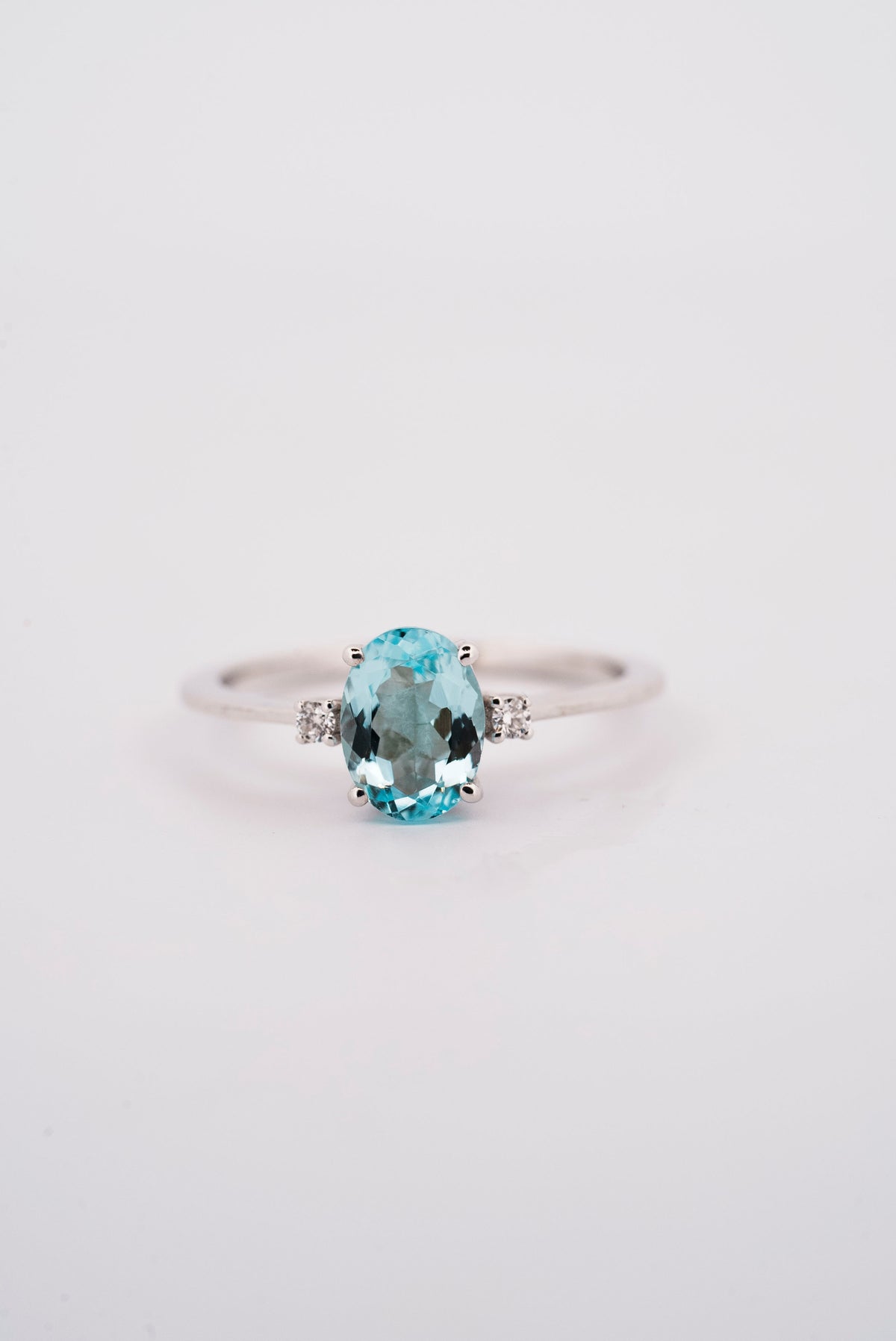 Anello con acquamarina taglio ovale