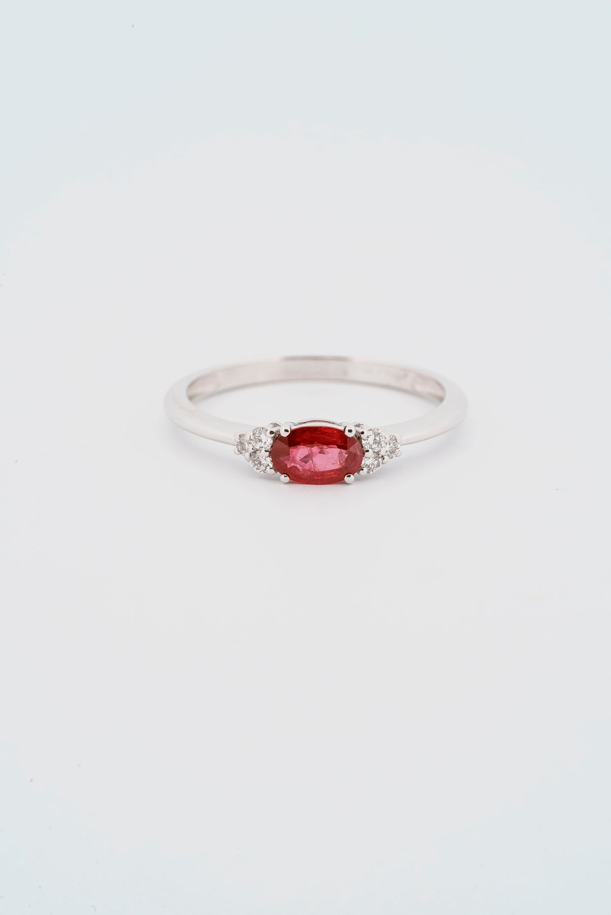 Anello con rubino e diamanti laterali