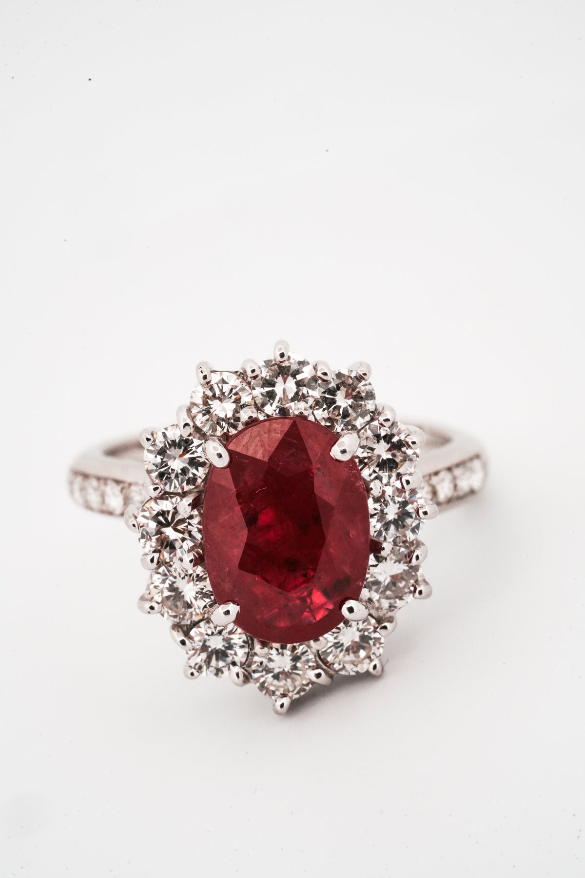 anello margherita con Rubino Naturale