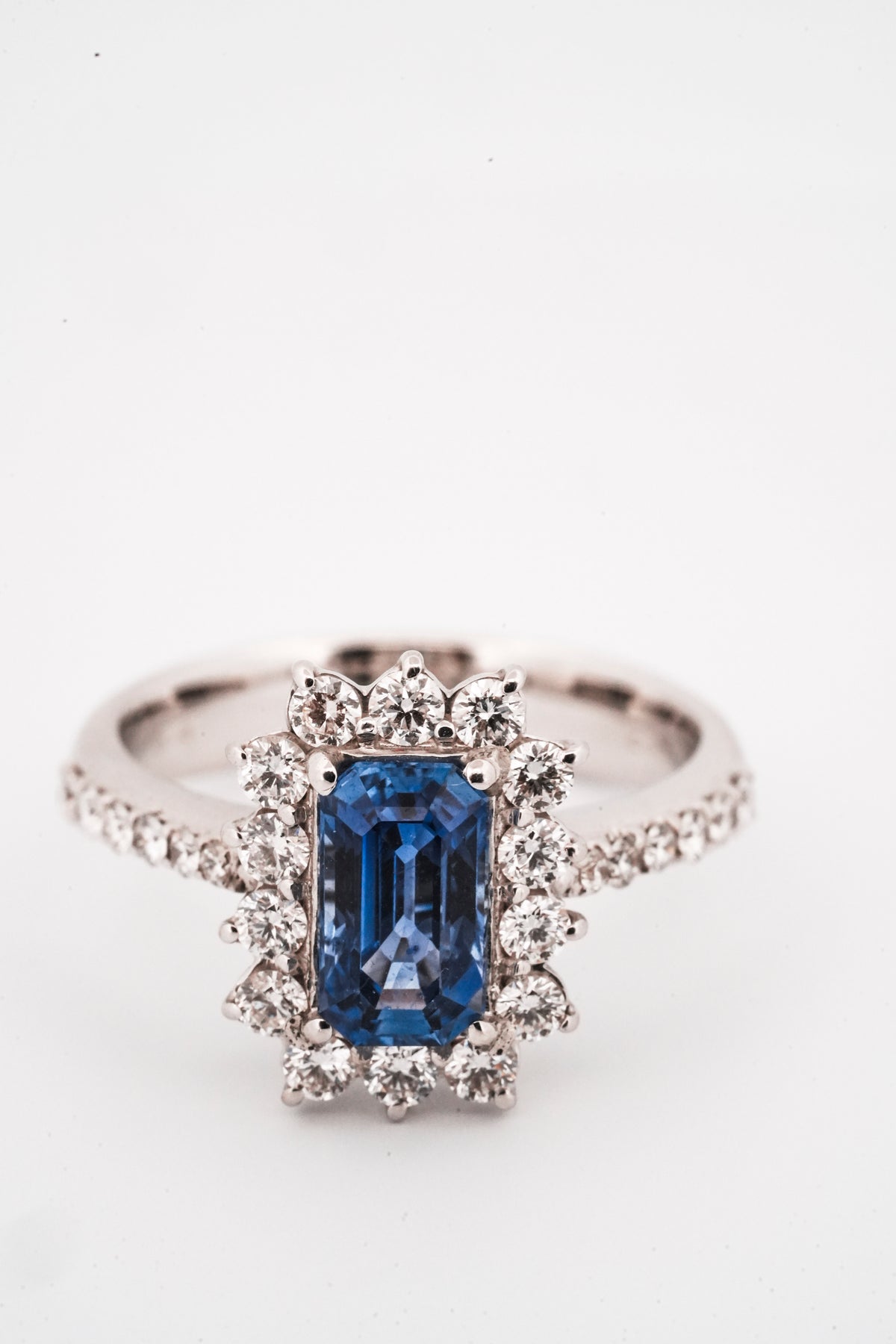 Anello con Zaffiro Ceylon Emerald cut