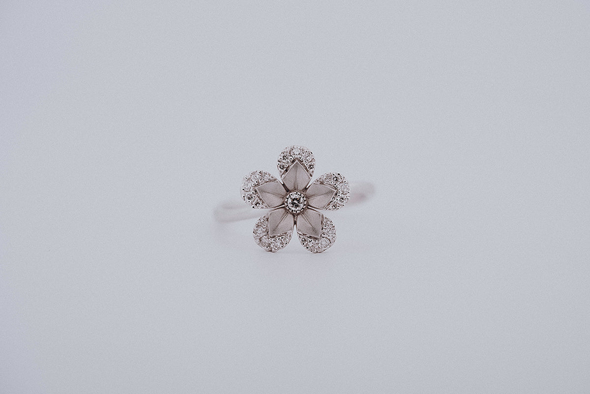 Anello floreale in oro bianco